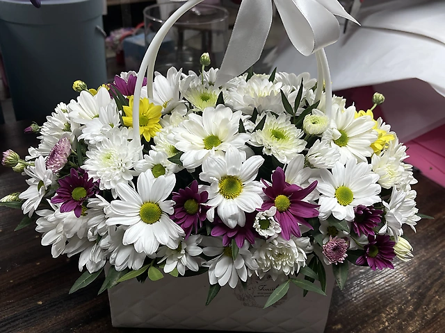 Квіткова композиція з мікс хризантем та фісташки