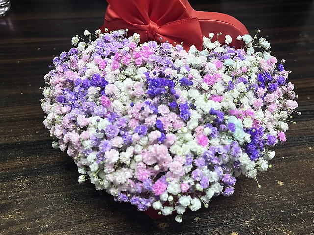 Гіпсофіл райдужні в коробці формою серденька