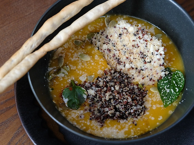 Крем-суп з гарбуза з пряним маслом та пармезаном