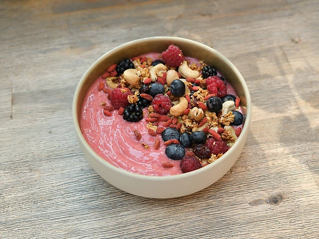 Смузі боул ягідний з гранолою