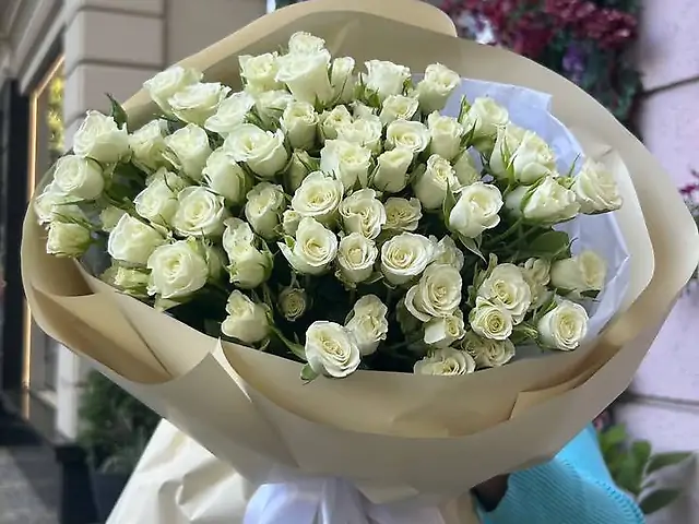 Букет білих кущових троянд