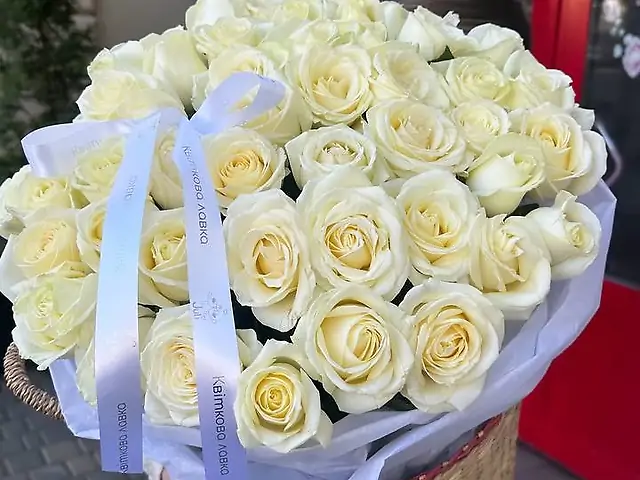 Кошик з 51 білою трояндою