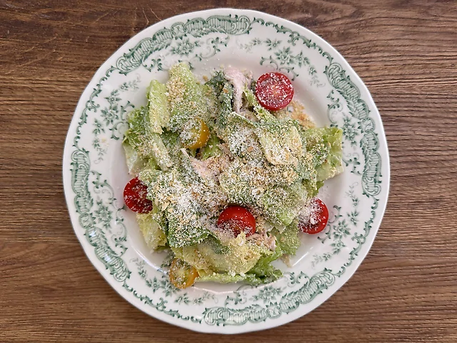 Салат з індичкою та соусом цезар