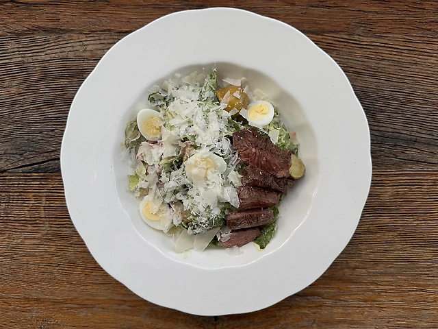 Салат з яловичиною та печеною бейбі картоплею