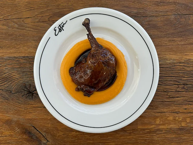 Качина ніжка конфі з пюре батату