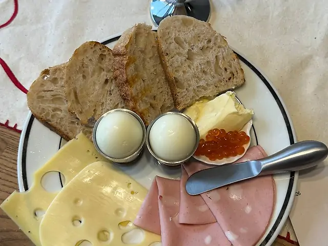 Святкова таця з ікрою