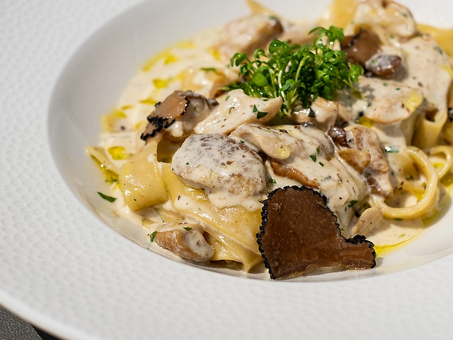 Pappardelle з білими грибами та трюфельною пастою
