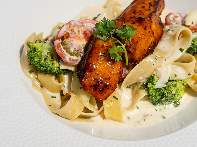 Pappardelle з лососем у вершковому соусі та овочами
