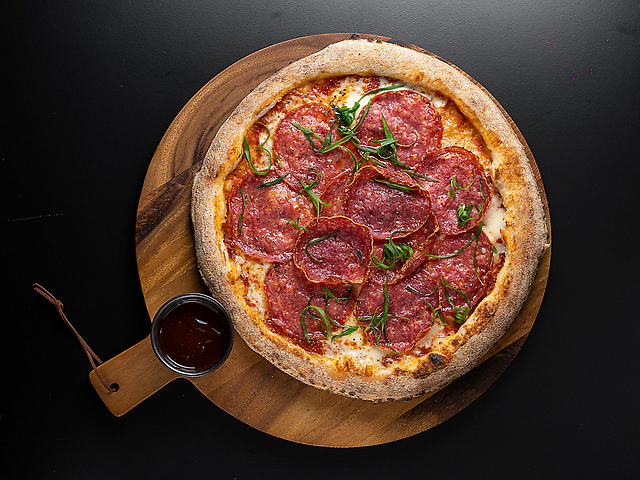 Піца Salame Напуле з моцарелою