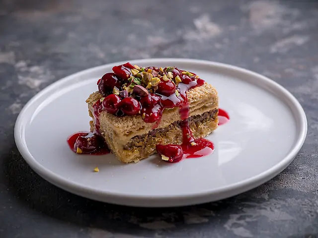 Дубайський наполеон з вишневим конфі