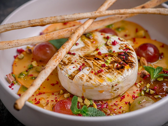 Камамбер з карпачо із хурми та інжирним мармеладом