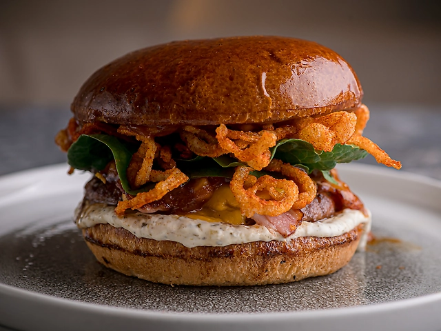 Фірмовий бургер BIG BOY з беконом, сиром чедер та соусом з копчених ананасів