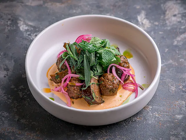 Мітболи з баранини, баклажаном-кімчі, маринованою цибулею та пряною олією