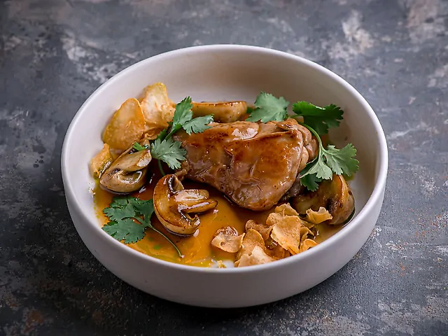 Стегно індички під соусом унагі з шампіньйонами та чіпсом