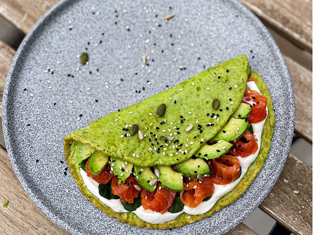 ШПИНАТНИЙ ОМЛЕТ З ЛОСОСЕМ: 