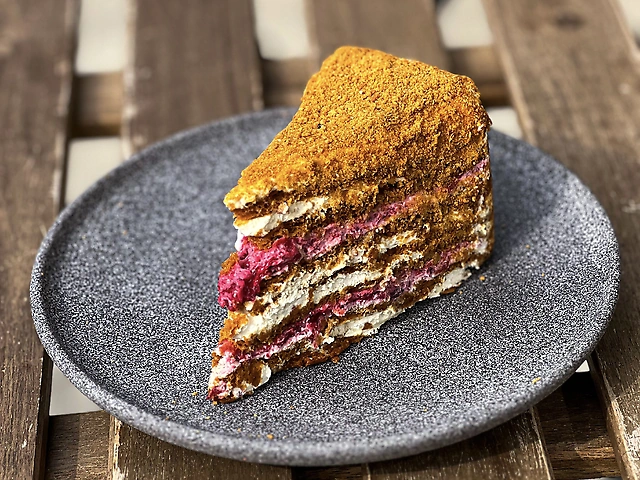 МЕДІВНИК З ВИШНЕЮ