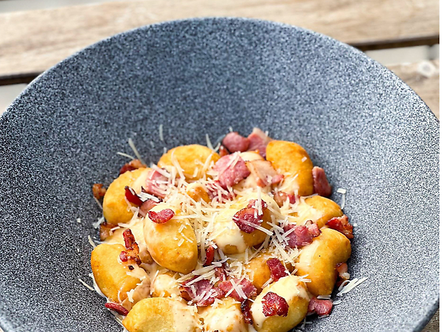 НЬОКІ З СИРНИМ СОУСОМ ТА БЕКОНОМ: 