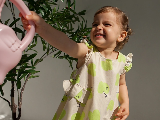 Сукня бежева з зеленими яблуками з рюшами Mini Bala